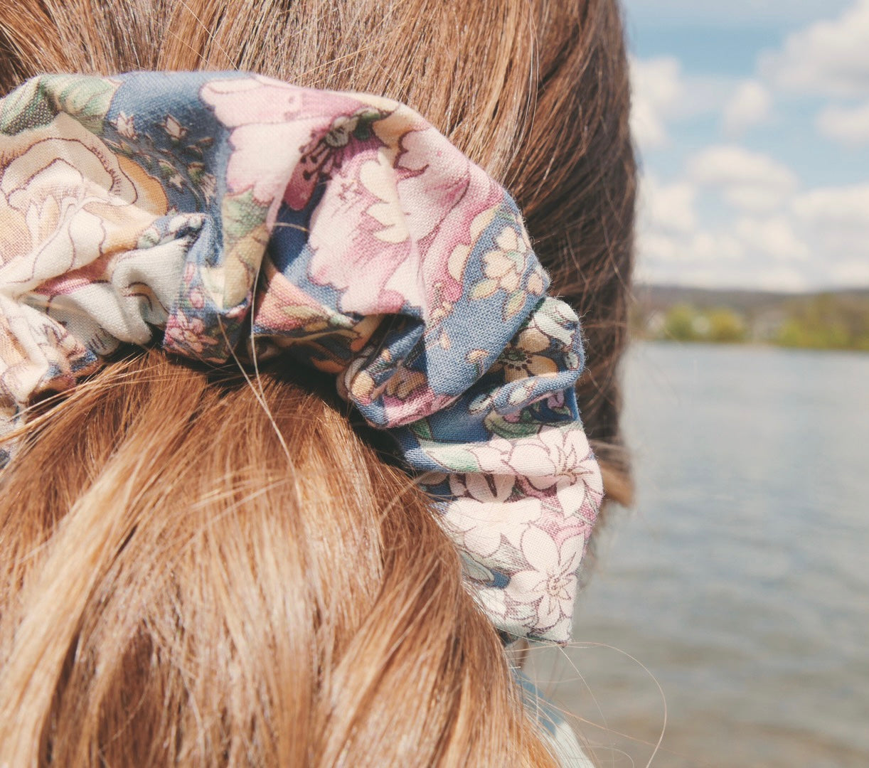 Scrunchie Faded Flowers